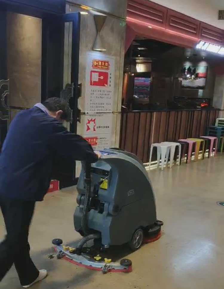 百盛商場的保潔人員對旭潔X750手推式洗地機進行獨立操作試用